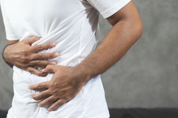 Mann hält sich den Bauch wegen Bauchschmerzen (histaminta.de)