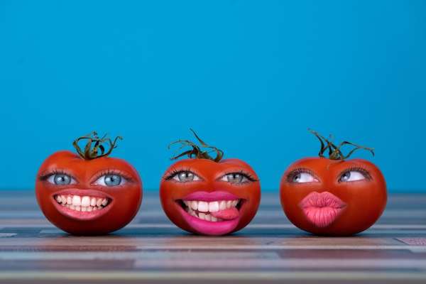 Drei Tomaten mit Gesichtern vor blauem Hintergrund. Tomaten bei Histamin-Intoleranz? (Histaminta.de)